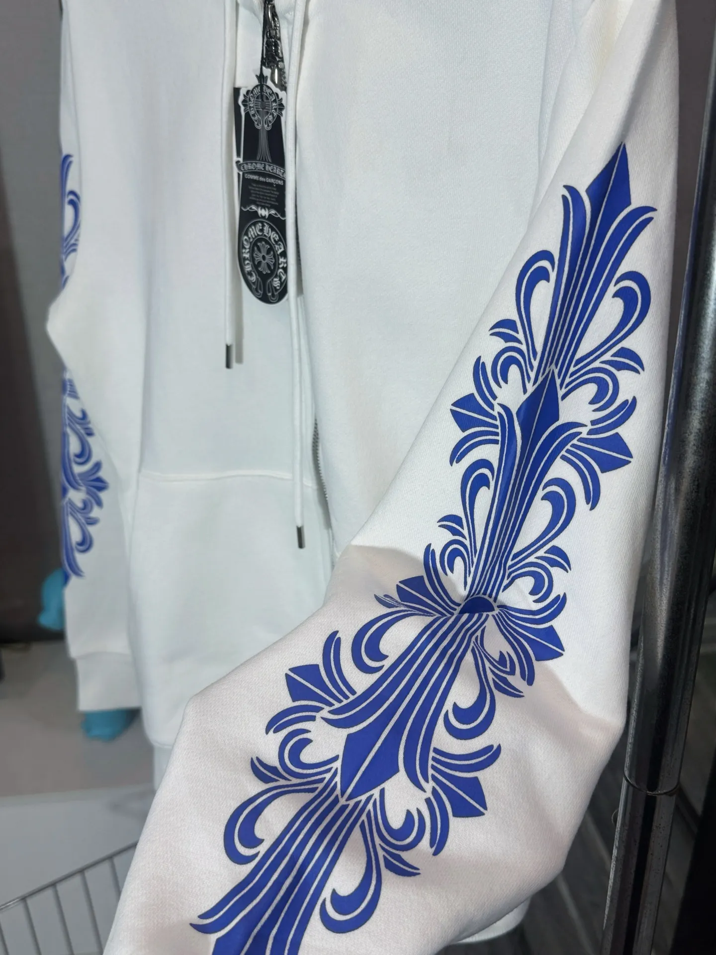 P300 model number: HE390 Chromehearts-Chrome heart blue printed hooded zipper jacket The fabric is made of 420g high-weight pure cotton double-yarn terry fabric. The upper body is warm and comfortable, and the hand feels delicate and smooth. The printing on the back of the arms is made with white ink direct injection process. The blue and white contrasting design highlights the characteristics of the clothes. The original puller zipper of the original Croxin hardware is customized. The threads of the arm hem are elastic threads of the same color in the same cylinder. It is made by a large factory and has the original original label. It is complete with three labels. You can buy it with confidence.  Color: White Size: S M L XL